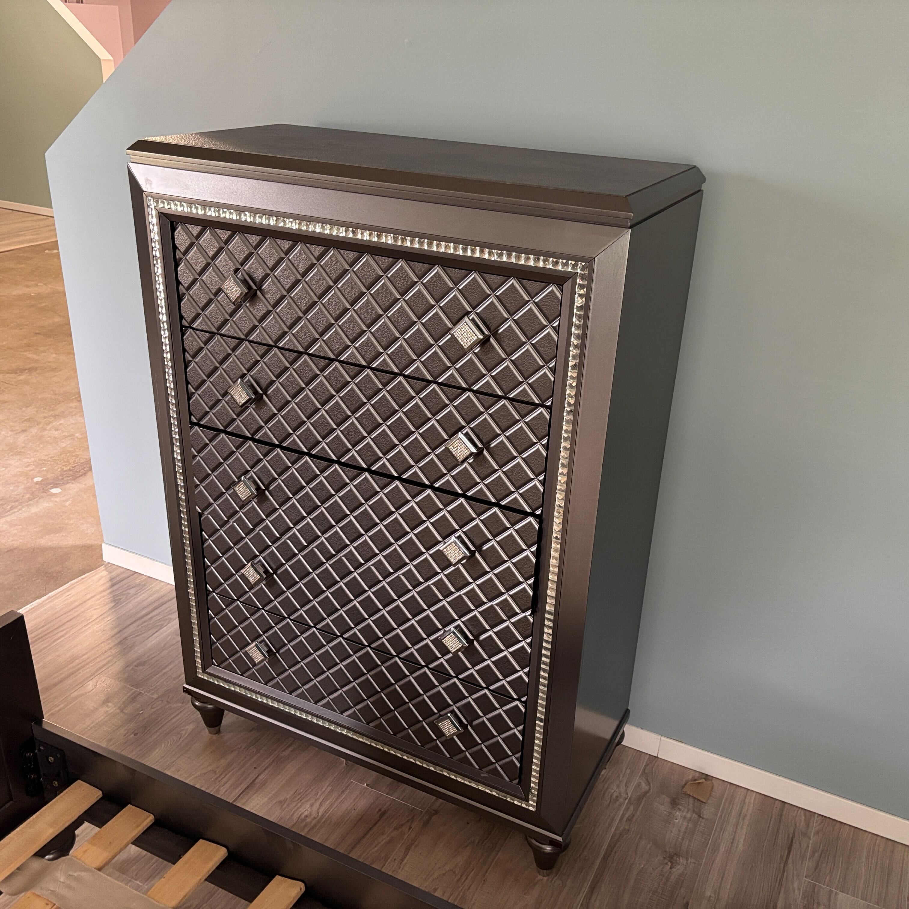 Rooms To Go Diamond Falls Gray Chest