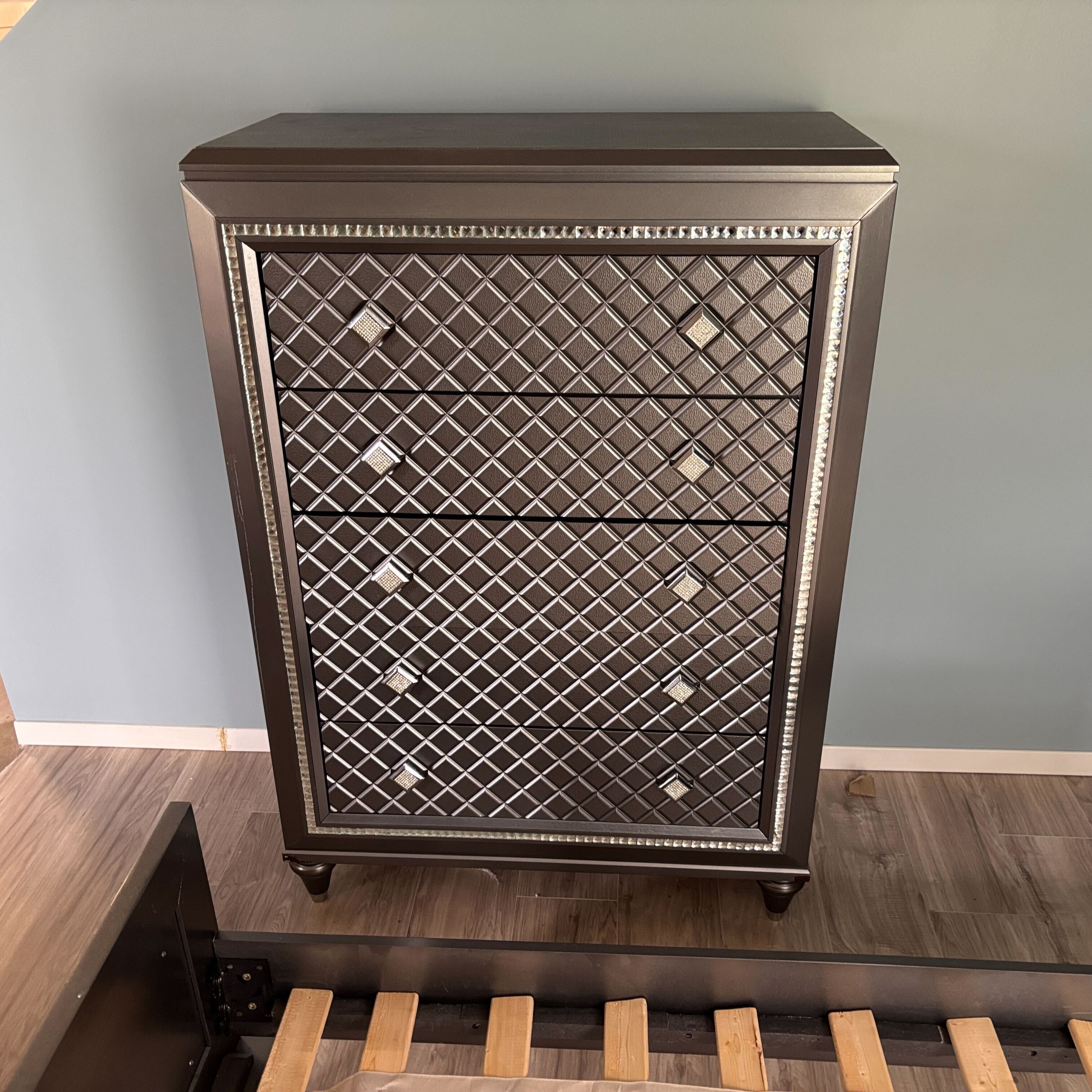 Rooms To Go Diamond Falls Gray Chest