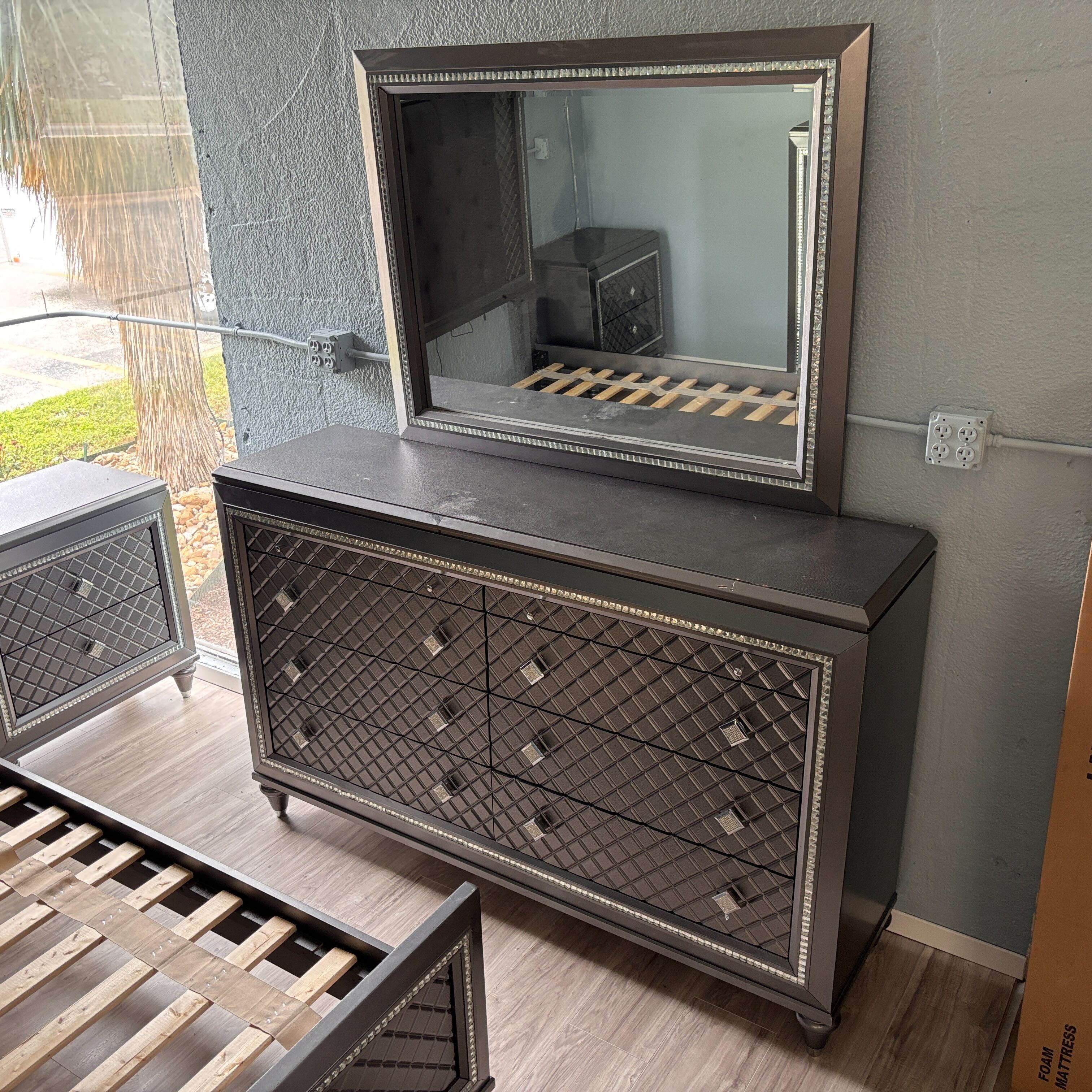 Rooms To Go Diamond Falls Dresser And Mirror