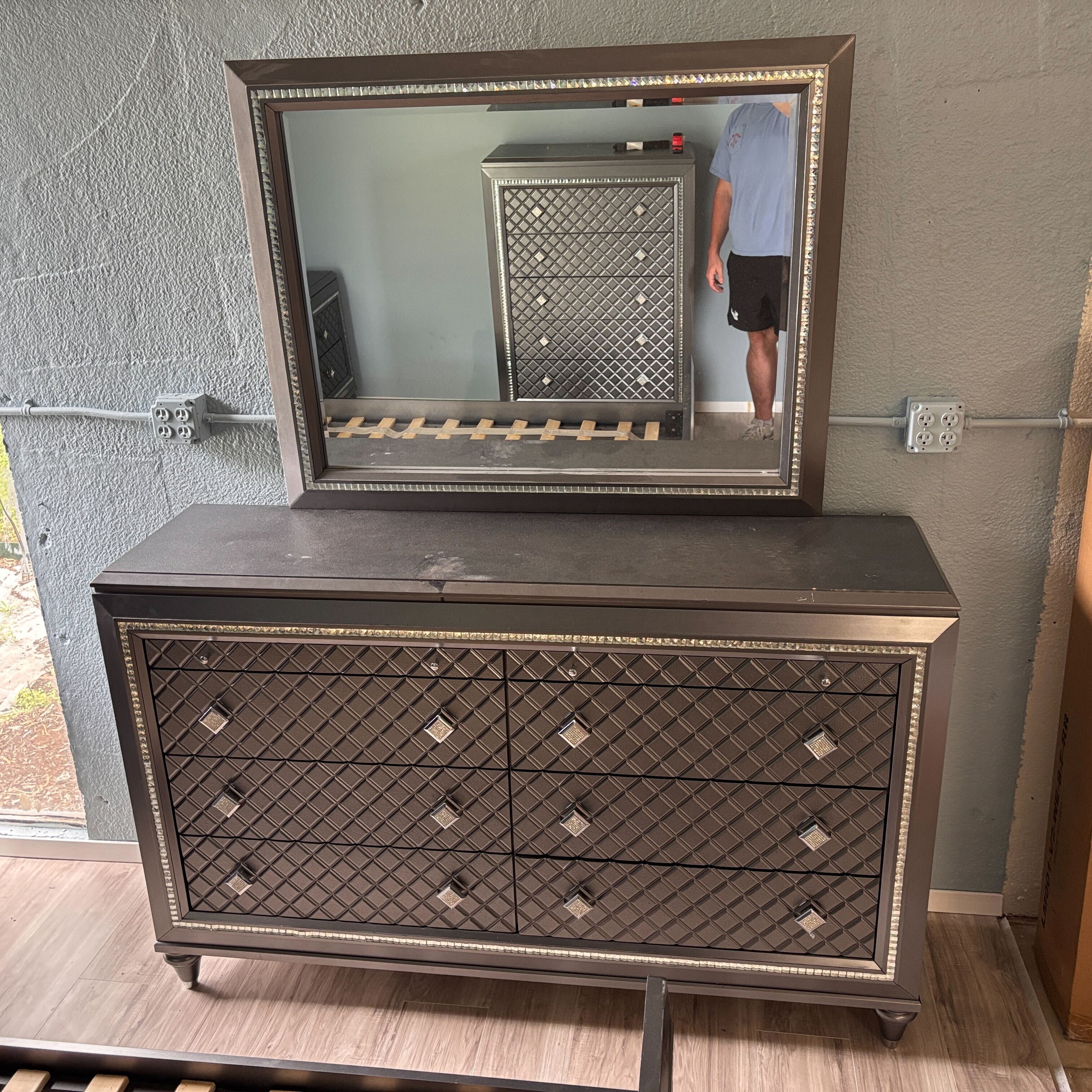 Rooms To Go Diamond Falls Dresser And Mirror