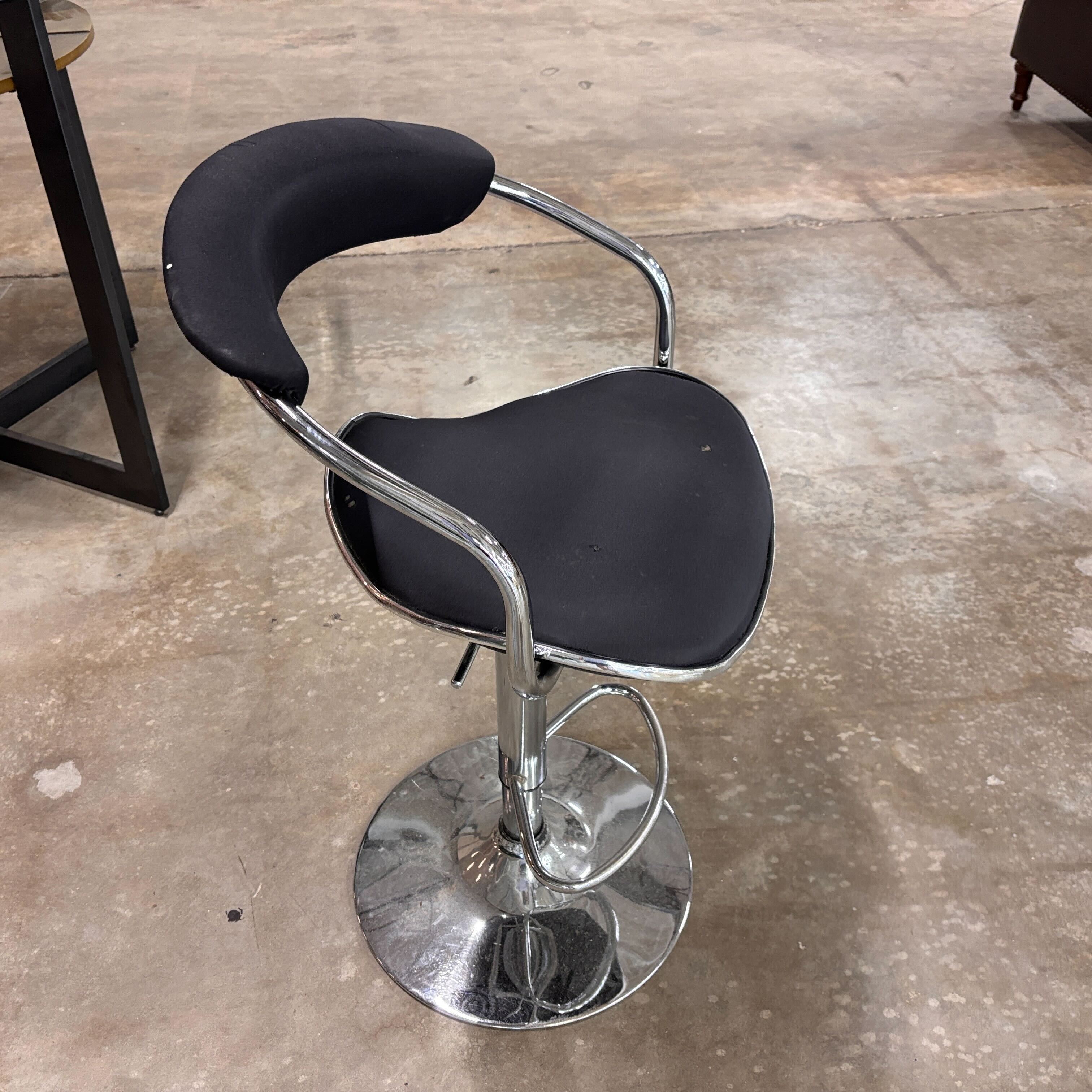 Raymour & Flanigan Modern Gas-lifted Bar Stool