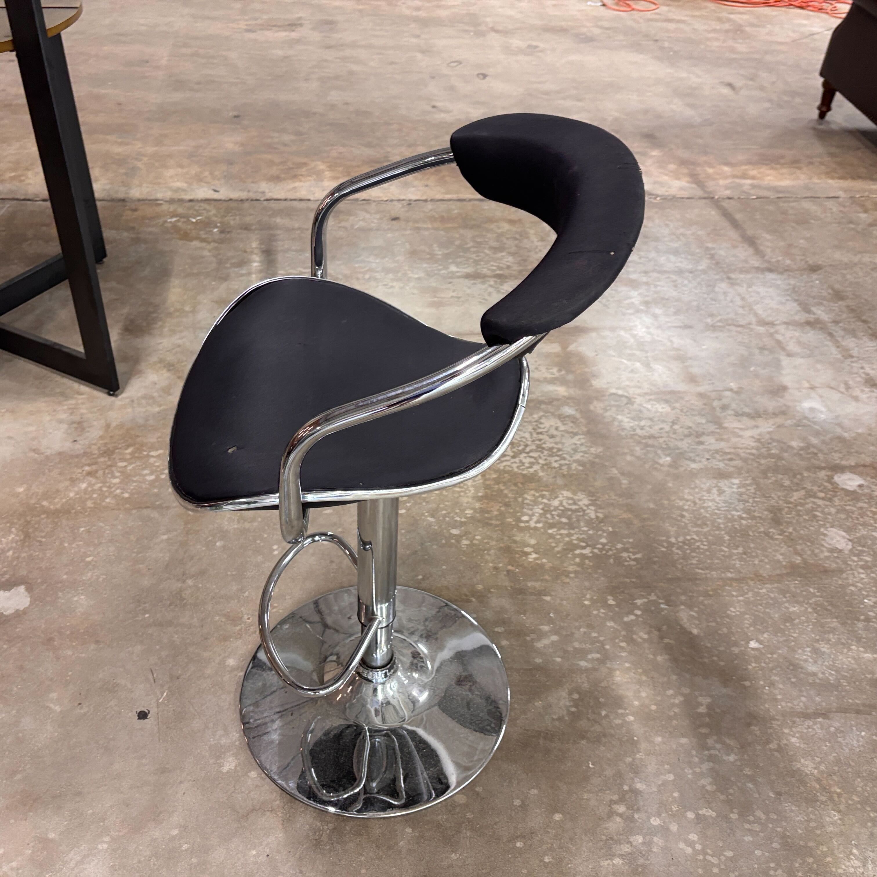 Raymour & Flanigan Modern Gas-lifted Bar Stool
