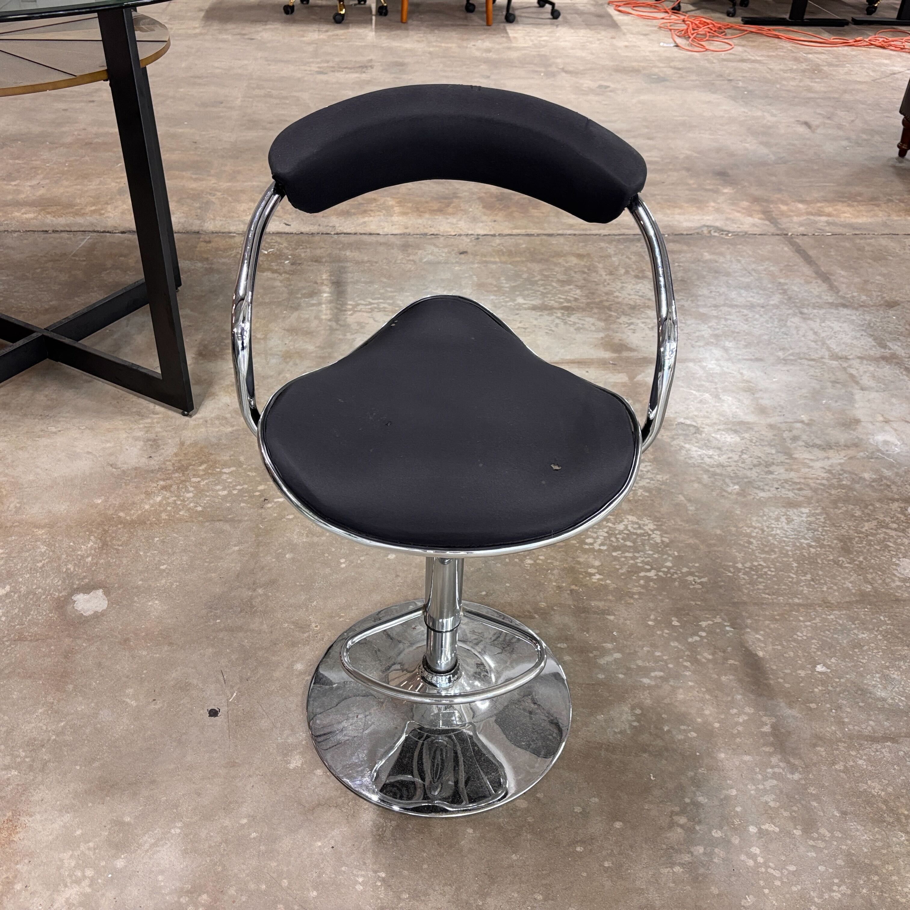 Raymour & Flanigan Modern Gas-lifted Bar Stool