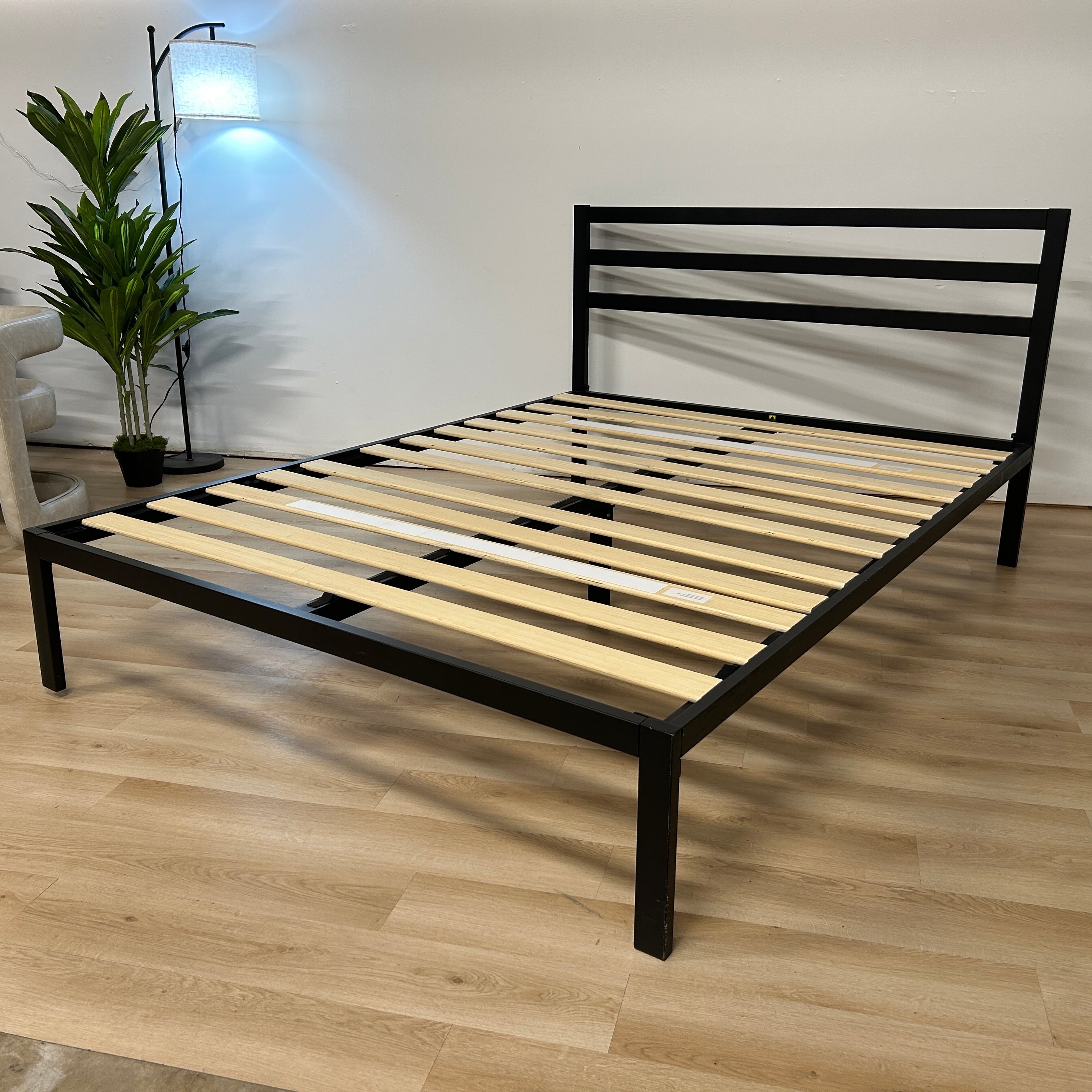 Zinus Queen Metal Platform Bed