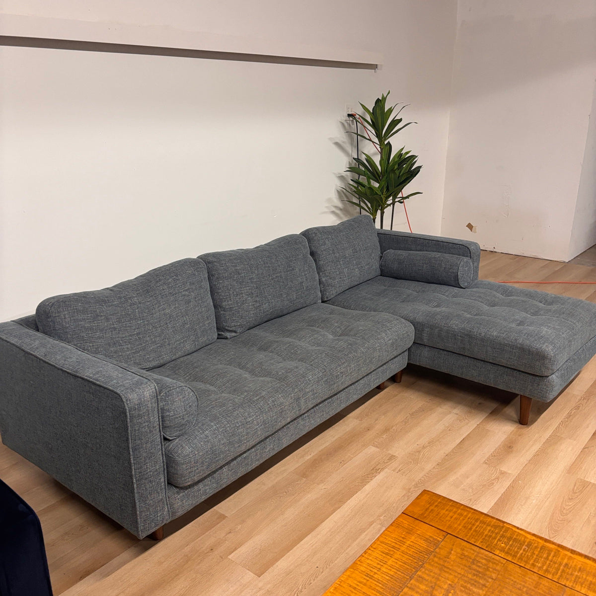 Ashcroft Tufted Sofa W/chaise