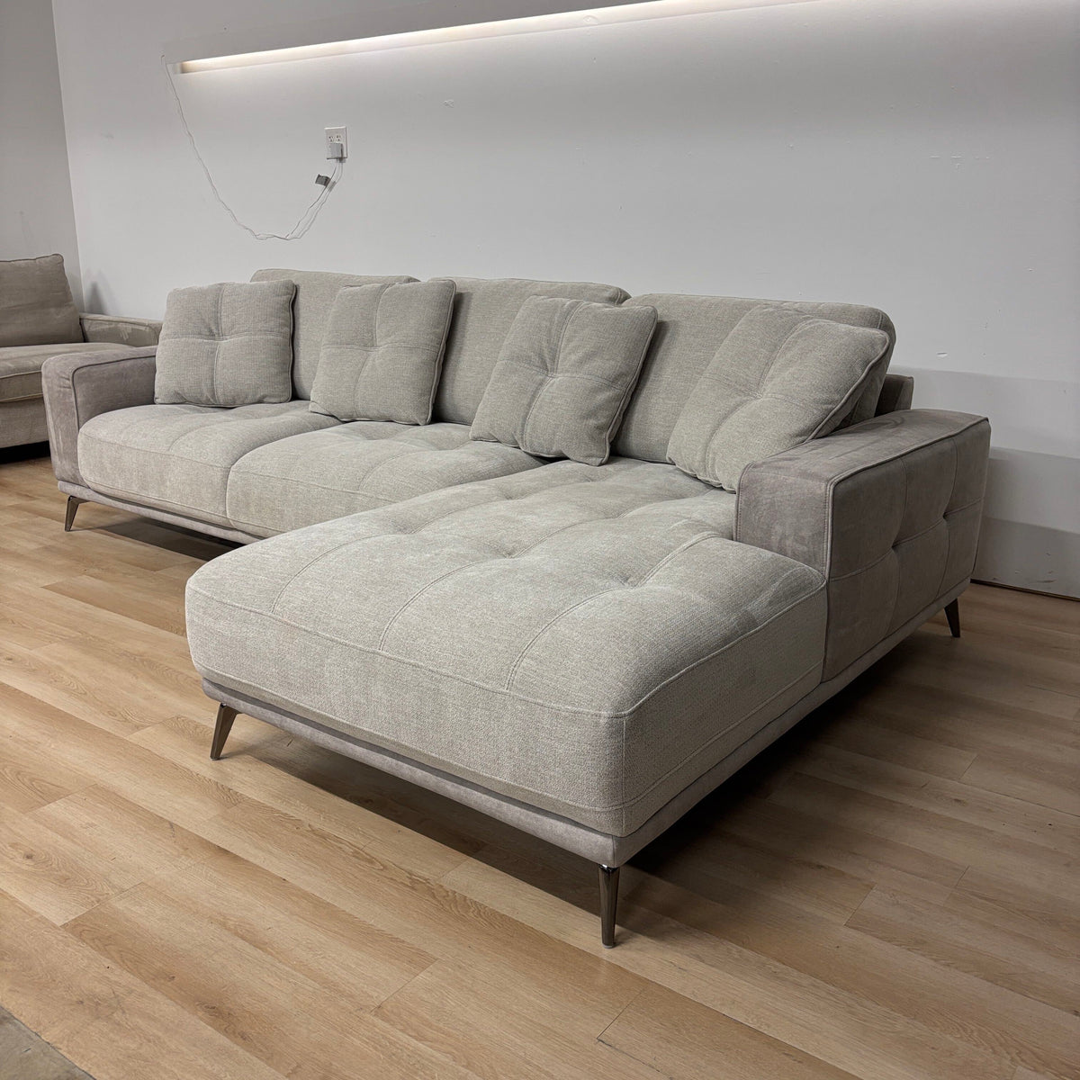 Mingbo Sectional W/ Chaise