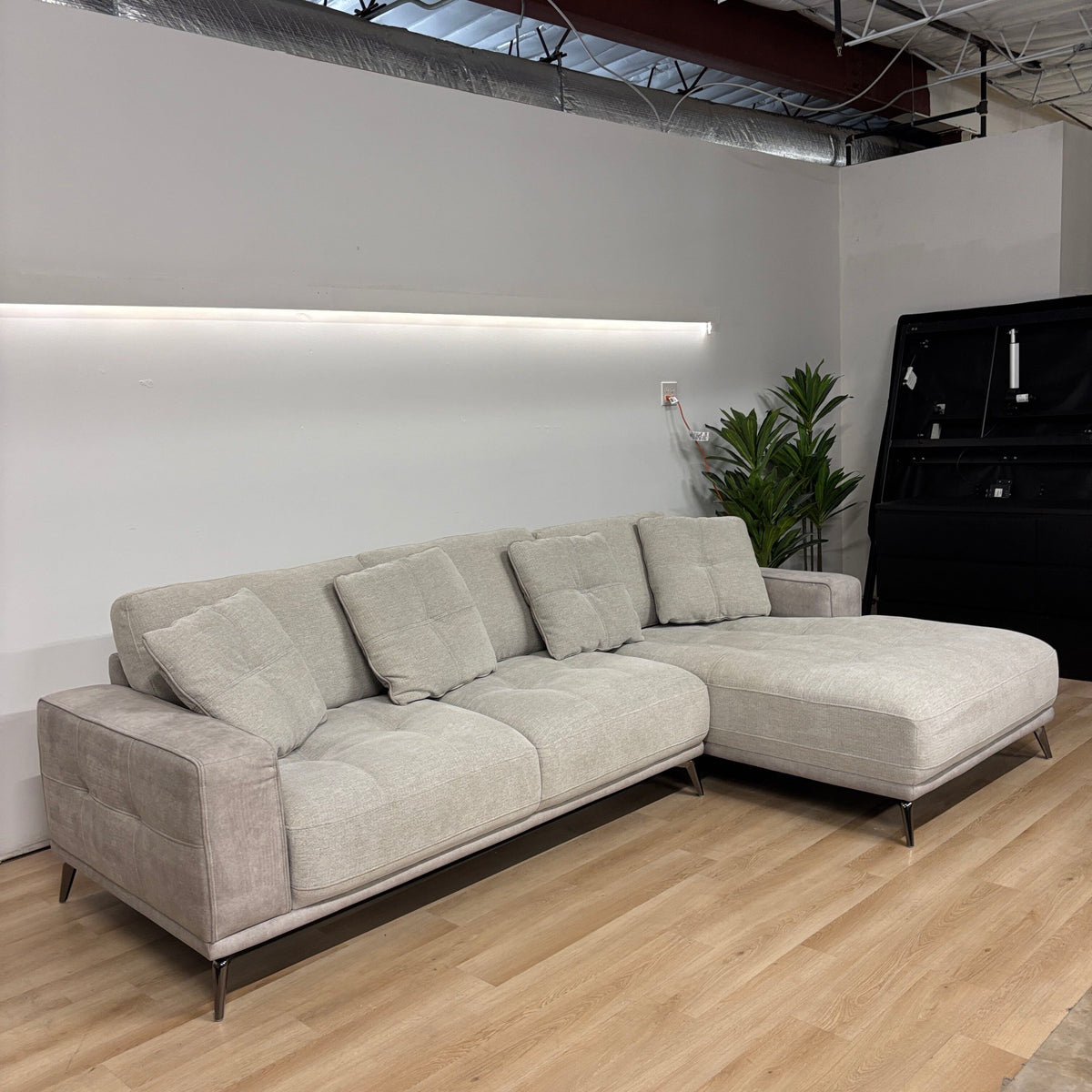 Mingbo Sectional W/ Chaise