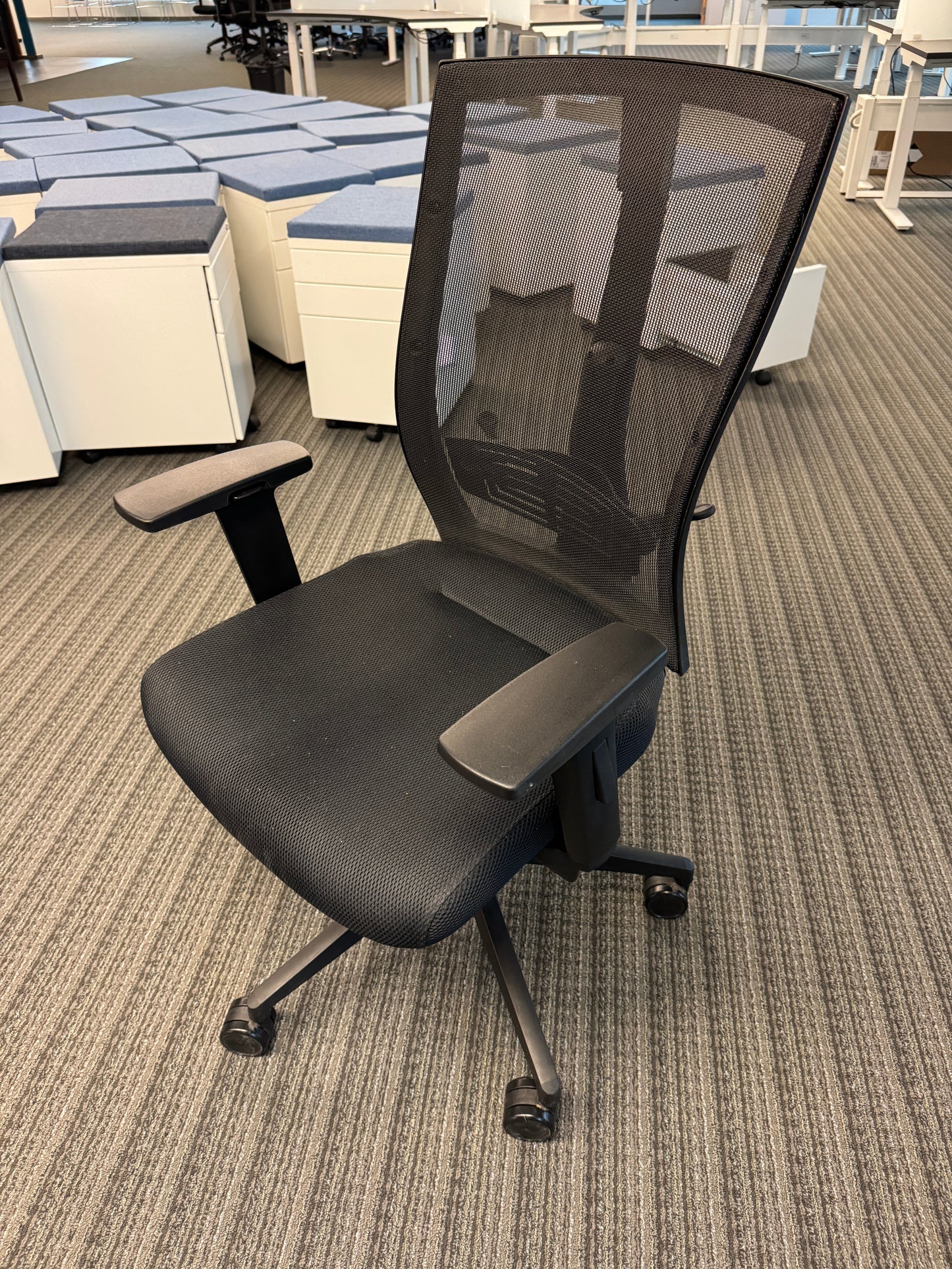 Razor Mesh Chair Clear Design
