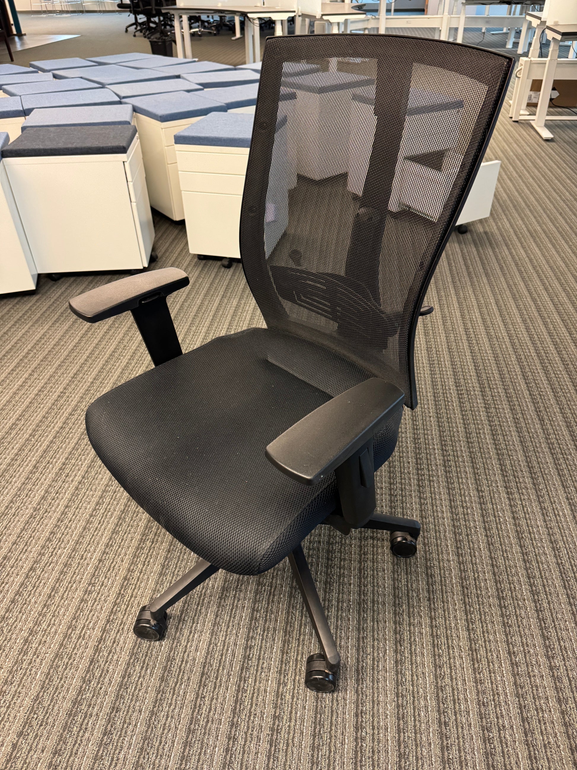 Razor Mesh Chair Clear Design
