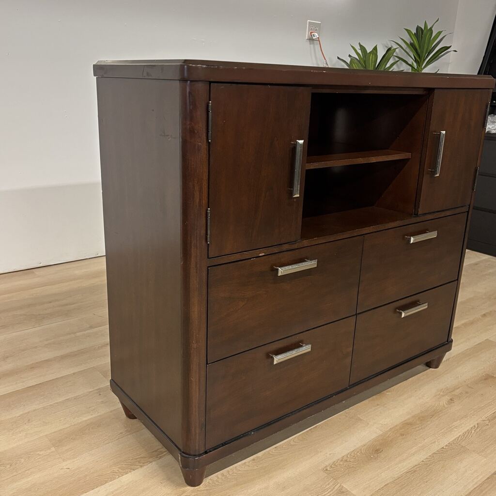 Cort Beaumont Chest
